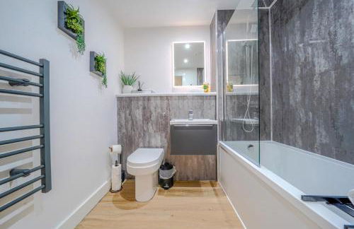 Stylish City Apartment with Juliette Balcony, Retro Games & Fast WiFi - Foto 3