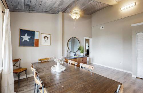 Lovely home on 2+ acres with views, firepit & outdoor kitchen - wedding perfect - Photo 5