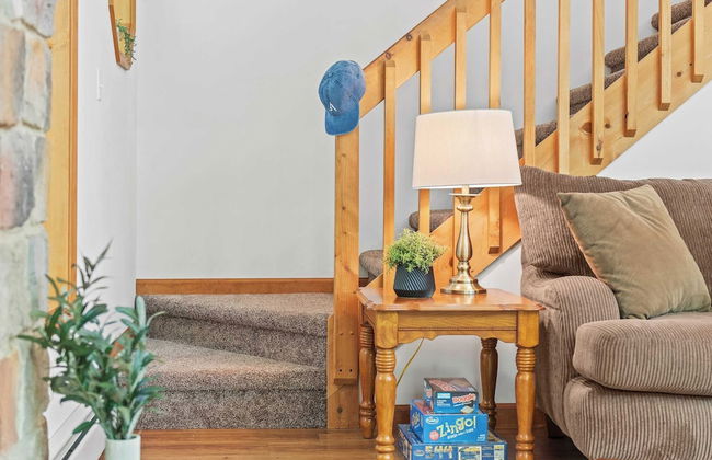 Lake + Pool Access, Game Room, Firepit, Deck Tawny and Peaceful by Avantstay - Foto 23