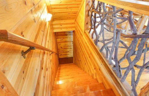 Cozy Creekside Log Cabin w Firepit, Hot Tub, WIFI - Foto 15