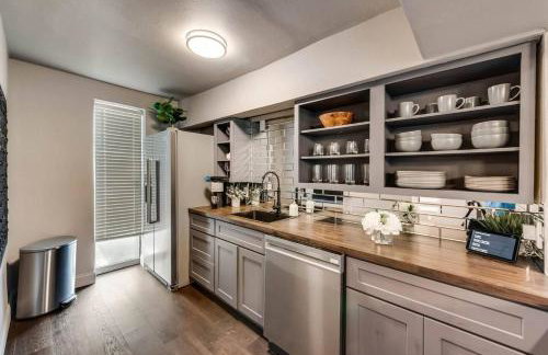 Contemporary Dallas 2BR Condo Patio & Pool - Foto 6