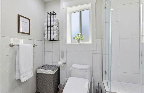 Angie Oasis Yard, Loft & Stocked Kitchen - Photo 19