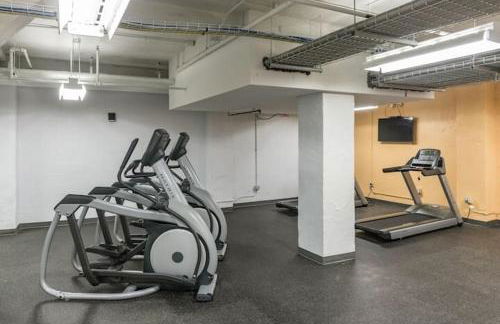 Stunning Downtown Studio with Rooftop Patio - Photo 13