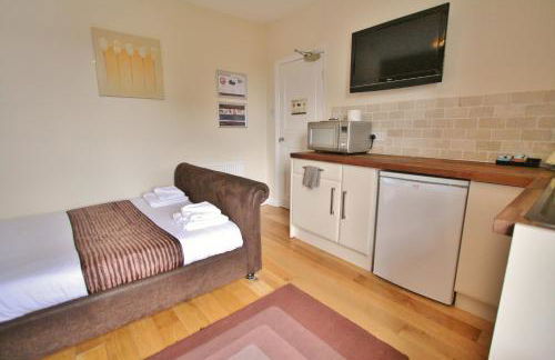 Central Studios Gloucester Road by RoomsBooked - Free Parking - Photo 3