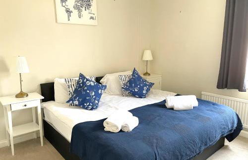 The Racecourse - Quaint Victorian Home With Free Parking - Foto 24