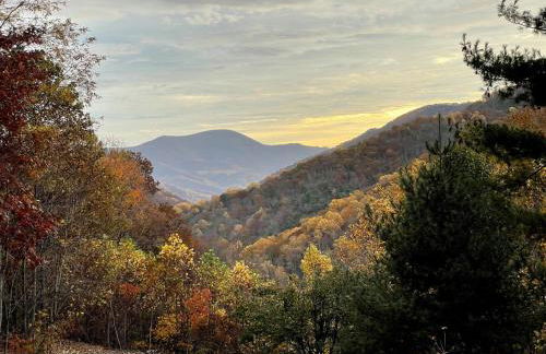 Romantic Getaway or Family Vacay with Mountain Views & Hot Tub - Foto 55