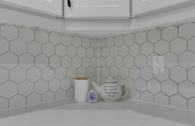 Beautiful House - On A Quiet Street - Photo 20