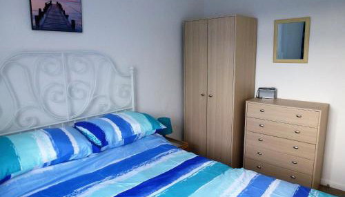 Brambles Chine 209 Self Catering Holiday Home Colwell Bay Isle of Wight - Ferry Offers - Foto 5, wardrobe