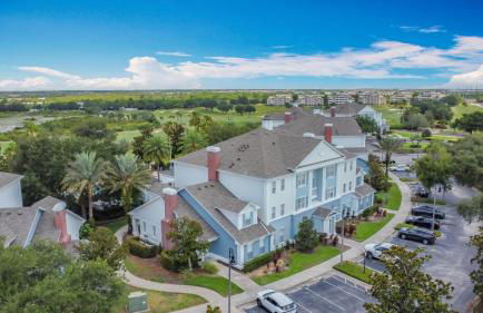 3-BR Condo with Dreamy Balcony Views, Walk to Pool - Foto 50