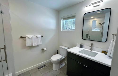 1B Contemporary cabin in magnificent setting, luxury and comfort, hot tub, AC! - Foto 14