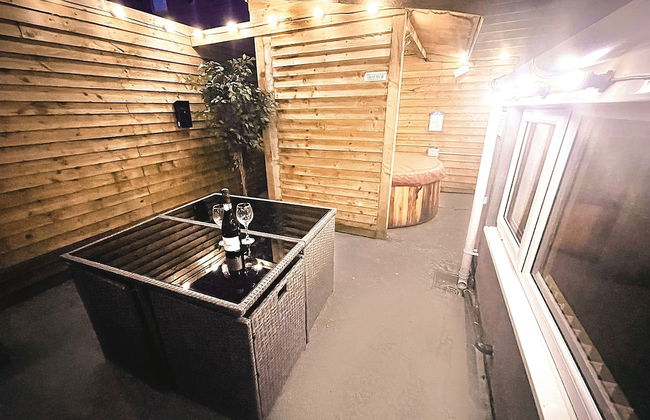Albert Luxury Hottub and Jacuzzi Apartments - Photo 45