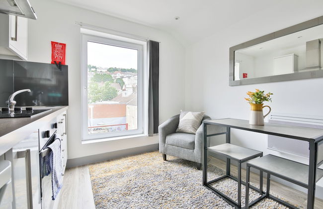 Stunning Studio In Converted Building - Photo 17