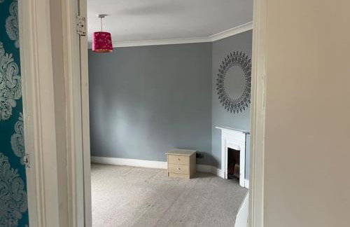 Luxurious Detached Holiday House Free Parking near Airport Town Centre Railway Station - Foto 48