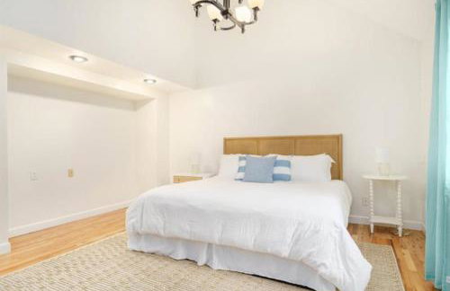 Peaceful Forested 5 Bdrm Near Lake sleeps up to 16 - Photo 7