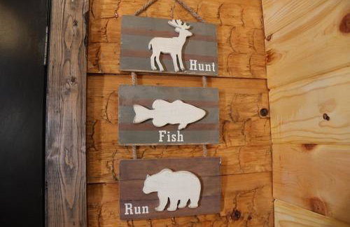 2BR Fishing Cabin w Fire Pit, Hot Tub, EV Charger - Foto 15