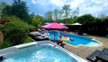Farmhouse Retreat with Hot Tub, Pool, Horses, Games Room, Free Car Park, Only 45 min from Oxford Circus - Foto 2