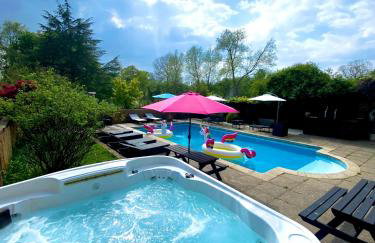 Farmhouse Retreat with Hot Tub, Pool, Horses, Games Room, Free Car Park, Only 45 min from Oxford Circus - Foto 2