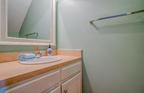 NEW LISTING! Two Bedrooms in A Building with Marsh and Ocean Views - Foto 22