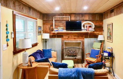 Rustic Hideaway with Fire Pit Less Than 1 Mi to River! - Foto 2