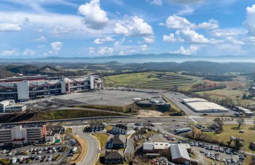 Stylish 3BR Getaway across Bristol Speedway - Foto 16