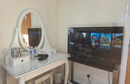 Edinburgh city centre one private bedroom in shared apartment with private bathroom with free car parking - Foto 3