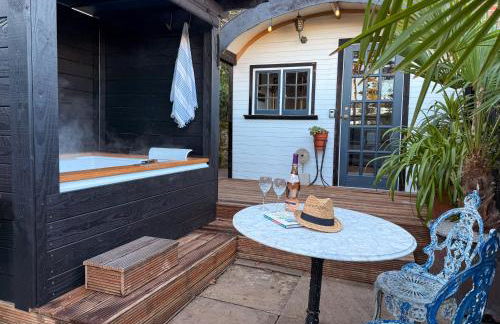 The Cabana Luxury Award Winning Tiny Home with Hot Tub and Private Garden 2 mins Walk to Ryde Beach - Photo 34