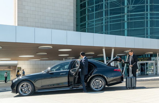 Traslado privado al aeropuerto de Lisboa – Llegada, salida o ida y vuelta - Foto 1