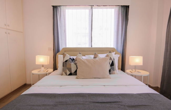 Phaedrus Living: Modern City View Flat Nafi - Photo 3