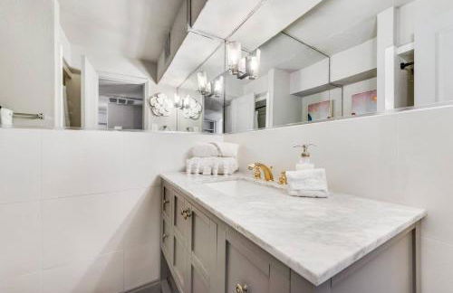 Spacious Dallas 2BR Poolside Escape - Foto 12