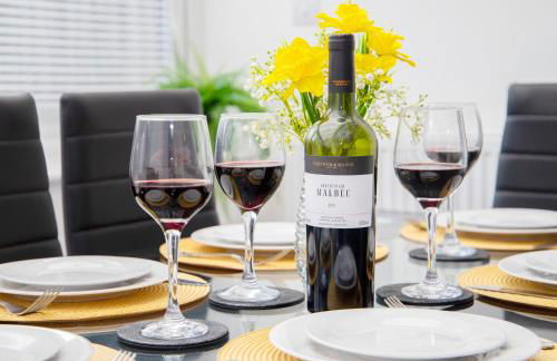 Lavish 4-Bedrooms with Modern Home Features - Guest 8 - Hi-Speed Wi-Fi - Luxury Garden - Private Ample Parking - Foto 31