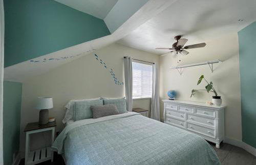 Sunlit Surf House 4BR Downtown Walk to beach - Foto 30