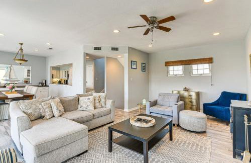 Walk to Beach Home with 2 Decks in Galveston! - Foto 3