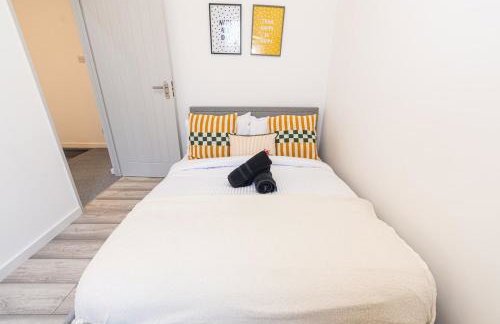 Amanah Properties - Elegant 4-Bedroom Home in Wembley with Parking, Perfect for Contractors - Foto 44