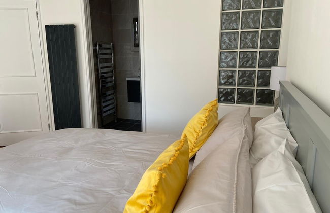 Warwick House - Photo 2