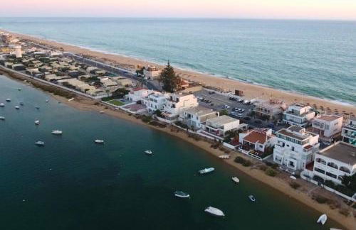 Beach House on Faro Island with a Dreamy Terrace and 7 Beds for the Perfect Escape - Foto 8