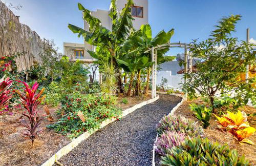 Spacious Home with Tropical Garden, BBQ, Near Seaside - Foto 6