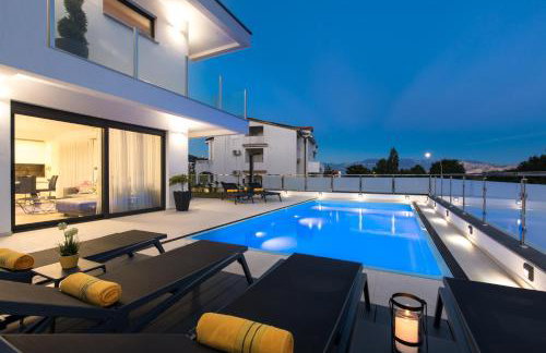 Villa Supernus with Heated Pool - Foto 9