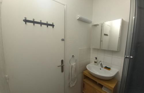 Appartement 28m2 avec balcon proche gare SNCF, café thé WIFI gratuits - Netflix - Balcon - Foto 10