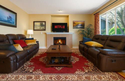 Entire house with Four Bedrooms, Hot Tub, BBQ, Private Backyard, FREE WiFi and Parking, near Seattle, EV - Foto 11
