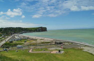 Beautiful beachfront apartment, 180d sea and cliff view - Foto 1