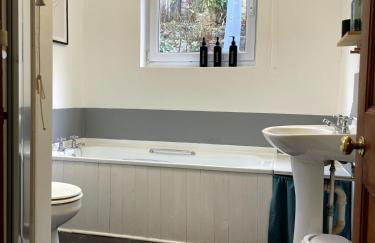 Quiet location close to centre - Photo 7