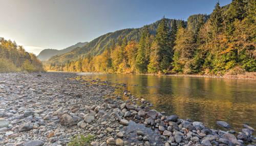 Riverfront Cabin with Hot Tub 2 Mi to Eagle Falls - Foto 2