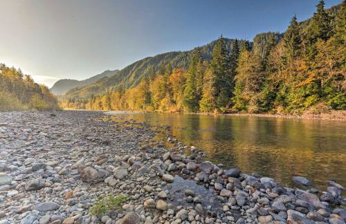 Riverfront Cabin with Hot Tub 2 Mi to Eagle Falls - Foto 2