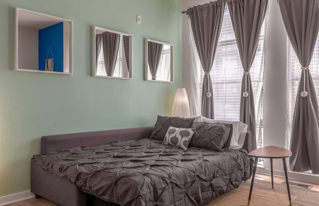 Vibrant 2-Story Apartment with Apple TV - Foto 11