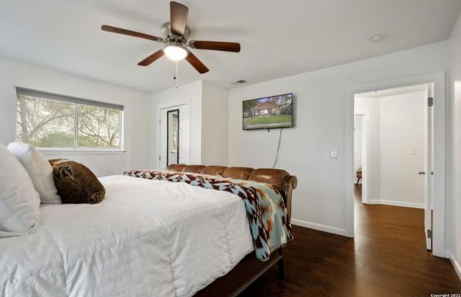Experience Serenity in a 4BR 3BA Downtown Home - Foto 17