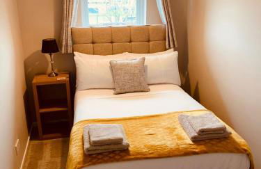 2 bedroom house walking distance to city centre WITH FREE PARKING - Photo 5