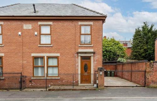 Albert Stays - 5 bed Sleeps 11 - Free Parking - Photo 1