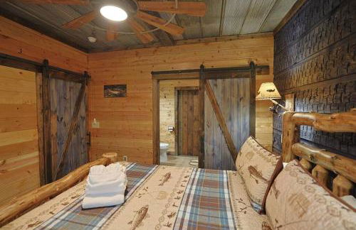 Rustic Modern Cabin with Hot Tub near rafting and Great Smokey Mountains - Foto 25