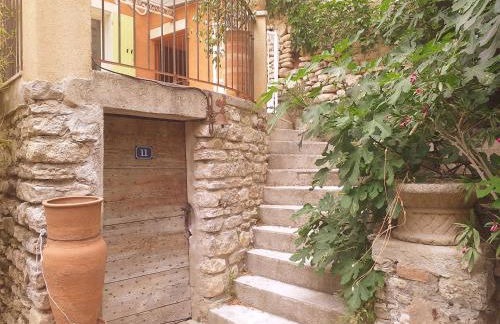 maison au coeur de Fontaine de Vaucluse, nichée sur le rocher et surplombant la sorgue - Foto 1