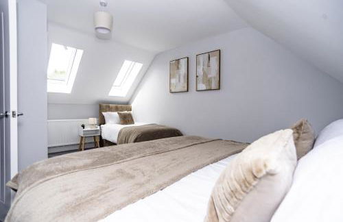 Central Telford Home - Sleeps 8 - Private Parking - Photo 7